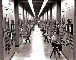 Historic computer control room operators – Reis Informatica technology history