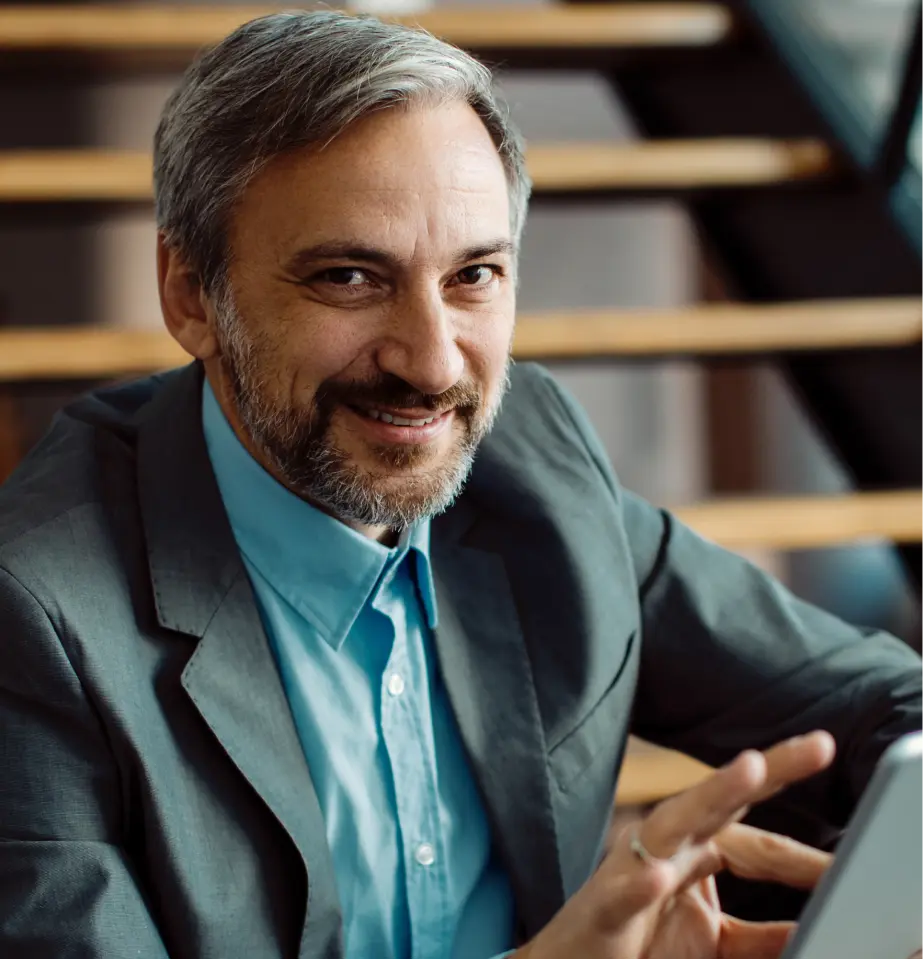 Reis Informática professional in business attire during video call in modern office setting