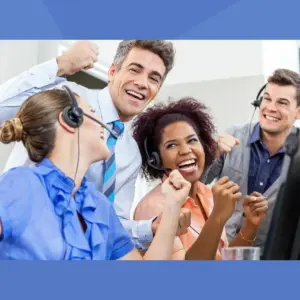 Reis Informática customer service team celebrating success in call center environment with headsets and teamwork